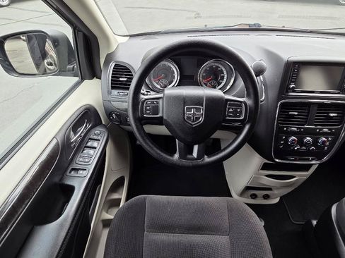 Used 2018 Dodge Grand Caravan SE w/ UConnect Hands-Free Group FWD image 19