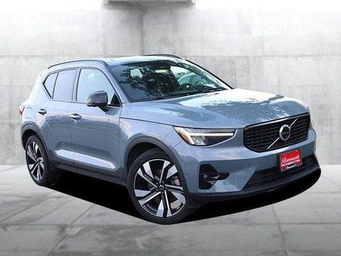 Used 2023 Volvo XC40 B5 Ultimate w/ Protection Package Premier AWD/4WD image 2