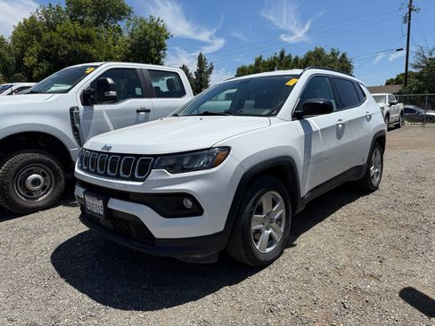 Used 2022 Jeep Compass Latitude FWD image 4