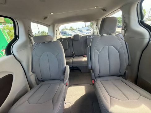 Used 2017 Chrysler Pacifica Touring w/ Tire & Wheel Group FWD image 25