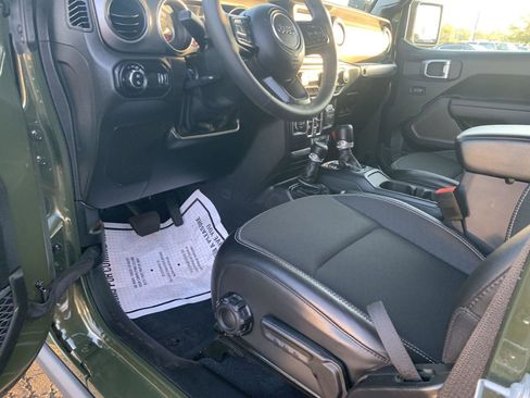 Used 2023 Jeep Gladiator Sport image 15