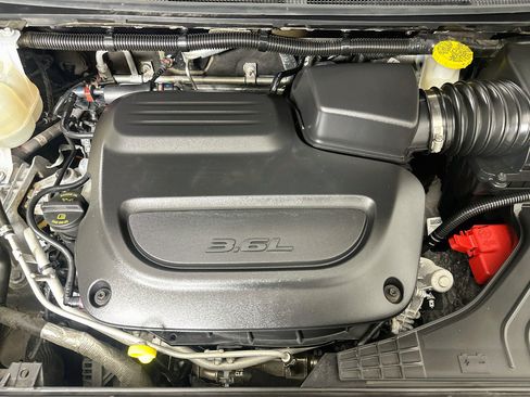 Used 2024 Chrysler Pacifica Touring-L FWD image 32