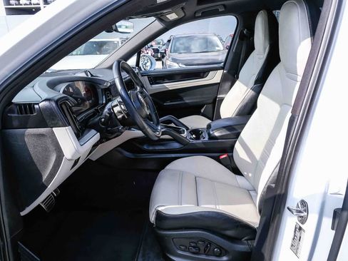 Used 2024 Porsche Cayenne E-Hybrid AWD/4WD image 19