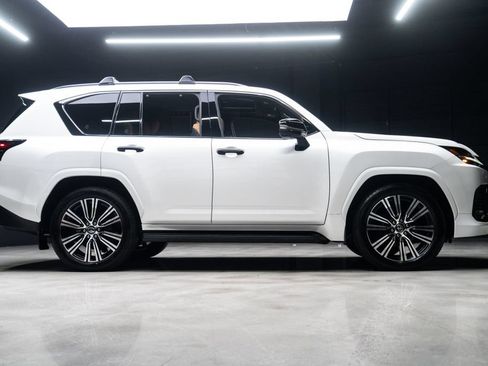 Used 2025 Lexus LX 600 4WD w/ Appearance Package image 10