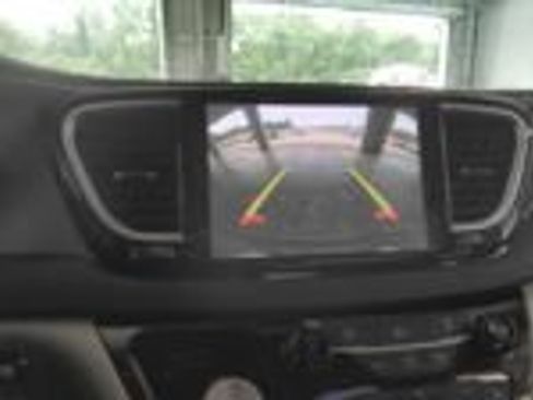 Used 2022 Chrysler Pacifica Touring-L FWD image 11
