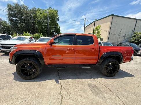 Used 2017 Toyota Tacoma SR5 w/ Tow Package RWD image 4