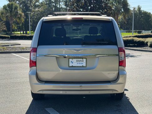 Used 2016 Chrysler Town & Country Limited Platinum FWD image 4
