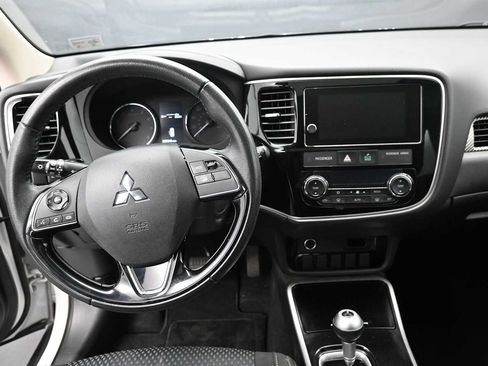 Used 2018 Mitsubishi Outlander SE AWD/4WD image 25