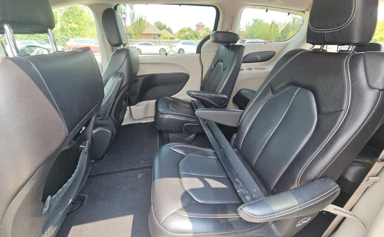 Used 2022 Chrysler Pacifica Touring-L FWD image 9