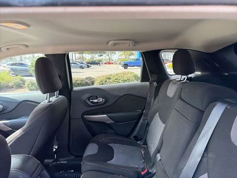 Used 2018 Jeep Cherokee Latitude w/ Altitude Package image 8