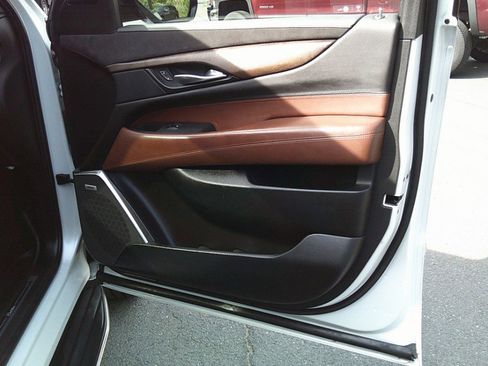 Used 2017 Cadillac Escalade ESV Luxury AWD/4WD image 39