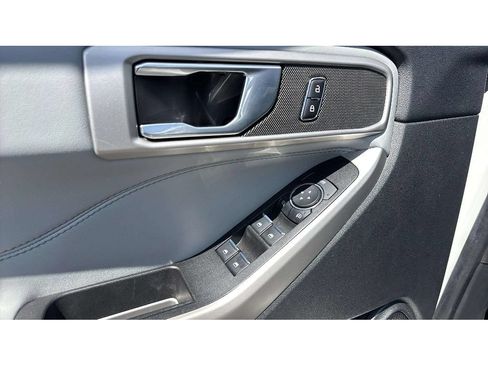 Used 2023 Ford Explorer XLT w/ Equipment Group 202A AWD/4WD image 21