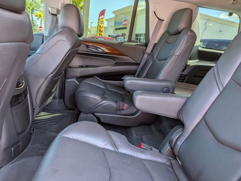 Used 2019 Cadillac Escalade 2WD image 17