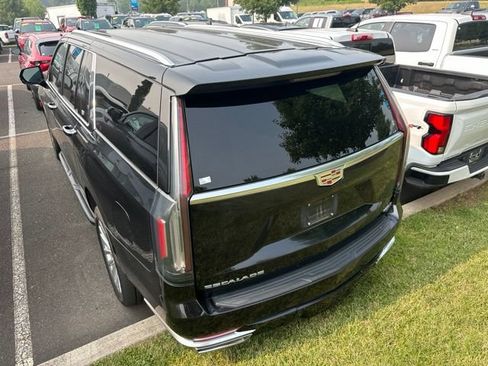 Used 2024 Cadillac Escalade ESV Luxury AWD/4WD image 4