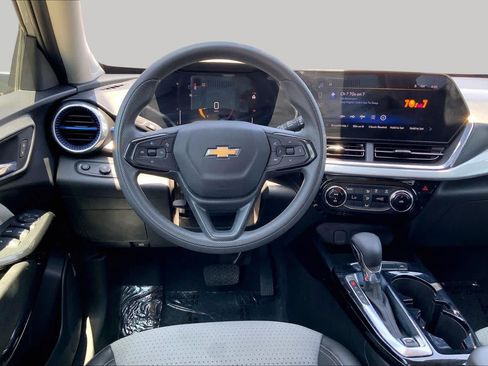 Used 2025 Chevrolet Trax LT FWD image 5