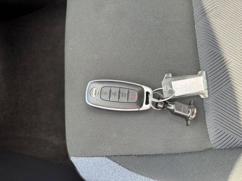 Used 2025 Nissan Versa SV image 20