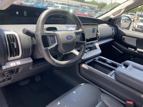 Used 2025 Ford Expedition Active AWD/4WD image 19