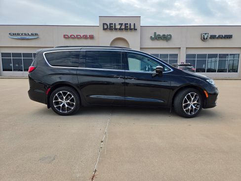 Used 2022 Chrysler Pacifica Touring-L w/ Uconnect Theater Family Group AWD/4WD image 1
