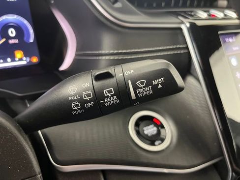 Used 2023 Jeep Grand Cherokee L Laredo image 24