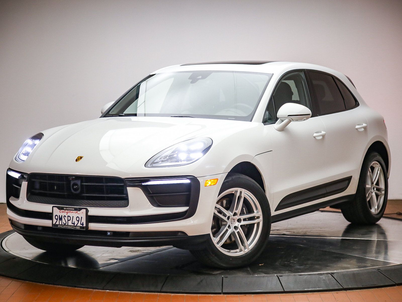 Certified 2025 Porsche Macan AWD/4WD image 1