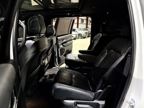 Used 2022 Jeep Wagoneer Series III w/ Premium Group I AWD/4WD image 17