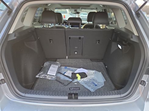 Used 2025 Volkswagen Taos SE image 9