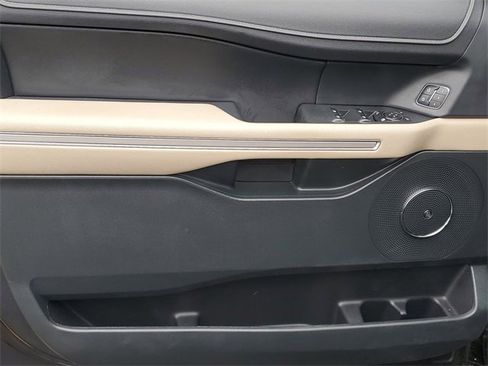 Used 2022 Ford Expedition Limited image 16