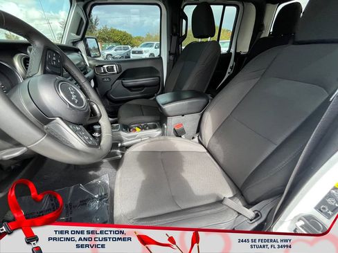 Used 2023 Jeep Gladiator Willys image 10