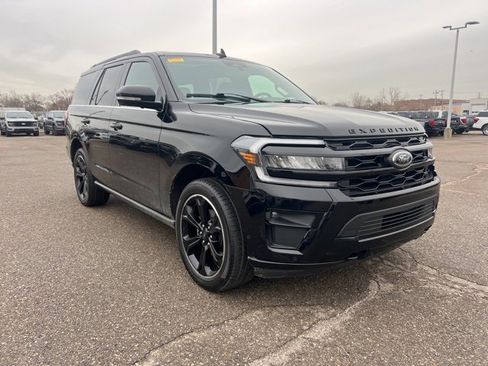 Certified 2022 Ford Expedition Limited image 3