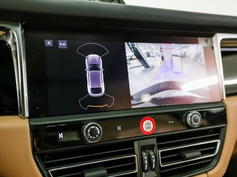 Certified 2025 Porsche Macan image 19