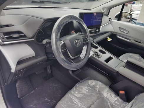 New 2026 Toyota Sienna XLE image 6