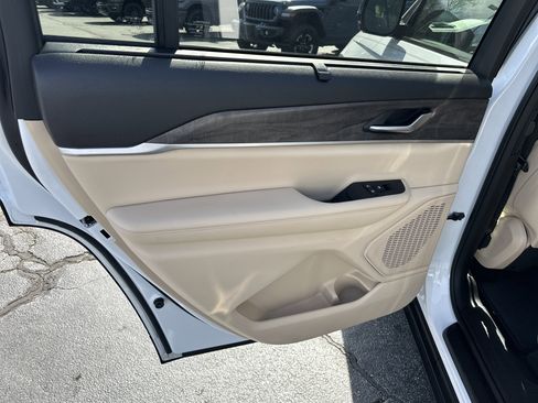 Used 2024 Jeep Grand Cherokee L Limited w/ Luxury Tech Group II image 25