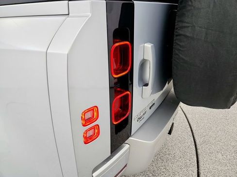 Certified 2022 Land Rover Defender 110 XS Edition image 29