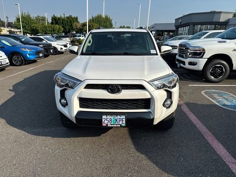 Used 2018 Toyota 4Runner SR5 Premium AWD/4WD image 2