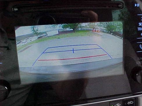 Used 2017 Toyota Corolla LE image 21