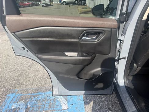 Used 2023 Nissan Rogue SL FWD image 16