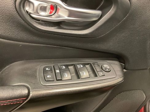 Used 2019 Jeep Cherokee Trailhawk w/ Cold Weather Group AWD/4WD image 20