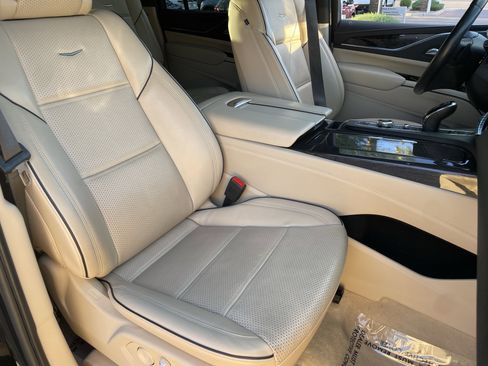 Used 2023 Cadillac Escalade ESV Premium Luxury image 8
