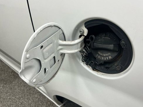 Used 2016 Chrysler Town & Country Touring image 29