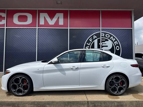 Used 2022 Alfa Romeo Giulia Ti AWD/4WD image 15