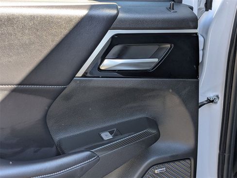 Used 2025 Mitsubishi Outlander SE image 25