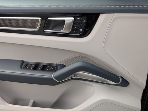 Certified 2023 Porsche Cayenne Turbo AWD/4WD image 13