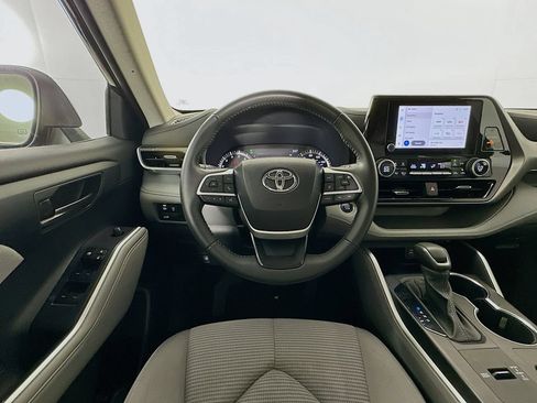 Used 2024 Toyota Highlander LE FWD image 21