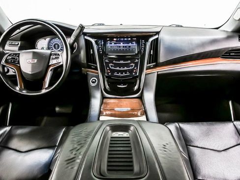Used 2018 Cadillac Escalade ESV Premium Luxury AWD/4WD image 18