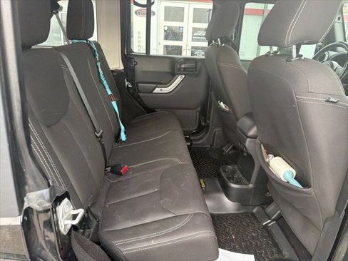 Used 2018 Jeep Wrangler Unlimited Sahara image 9