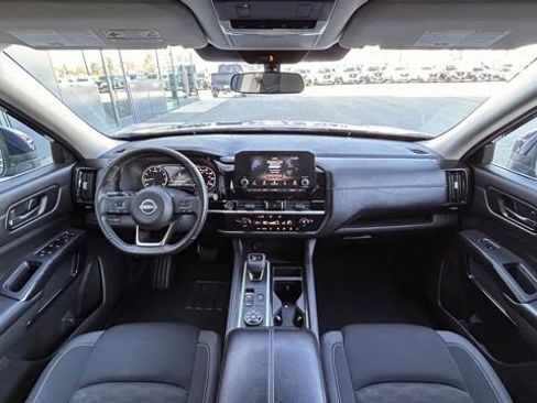 Used 2024 Nissan Pathfinder SV image 10