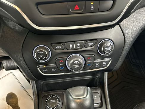 Used 2022 Jeep Cherokee Latitude Lux AWD/4WD image 16