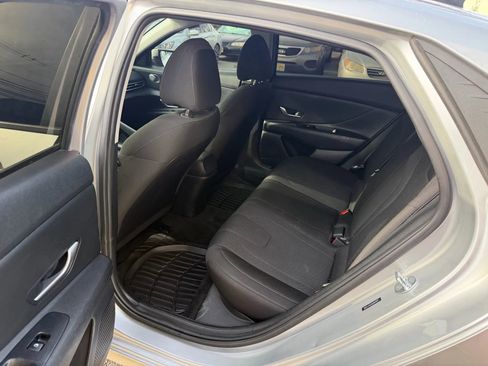 Used 2021 Hyundai Elantra SE image 28