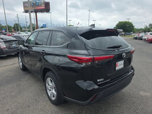 Used 2023 Toyota Highlander LE AWD/4WD image 6