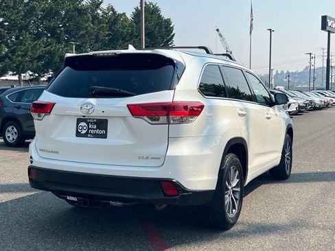Used 2017 Toyota Highlander XLE w/ Carpet Mat Package AWD/4WD image 5